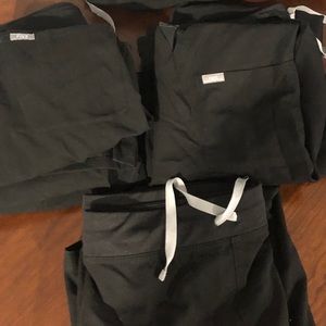 1 FIGS Women's Catarina Top in Black size Medium